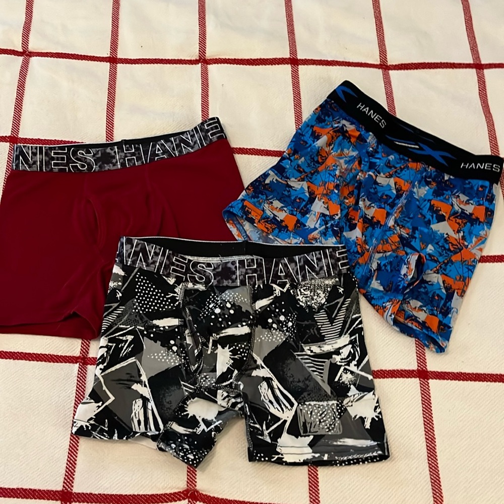 Boys: 3 pair Hanes boxer, briefs boys size 8-12 or medium